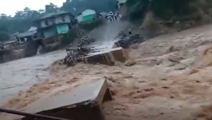 Banjir Bandang Terjang Lebak Banten,  Warga Terisolasi akibat Jembatan Putus