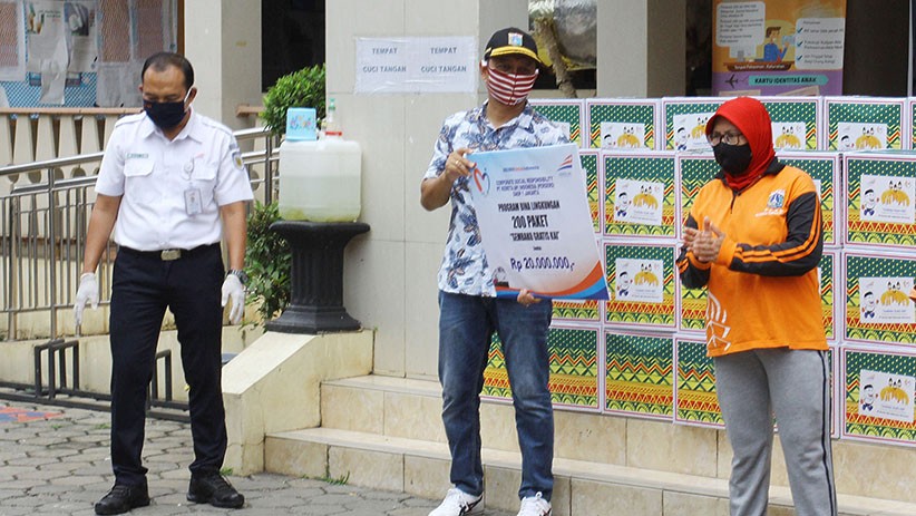 KAI DAOP 1 Jakarta Salurkan Sembako untuk Warga Terdampak Covid-19 - Bagian 4