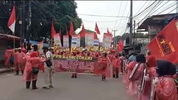 Aksi Peringati May Day, Buruh di Cimahi Pakai Jas Hujan dan Masker