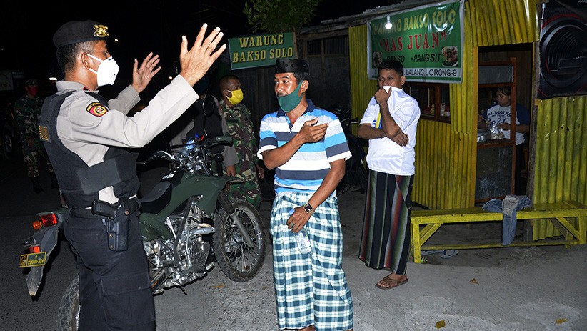 Patroli Gabungan Bubarkan Kerumunan Warga Jelang PSBB di Gowa - Bagian 1