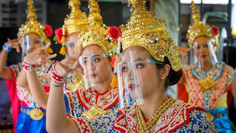 Thailand Longgarkan Lockdown, Penari Tampil dengan Pelindung Wajah - Bagian 1