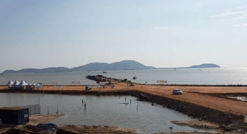 Ombak Tinggi Jebol Jalan Menuju Dermaga Terminal Kijing Mempawah