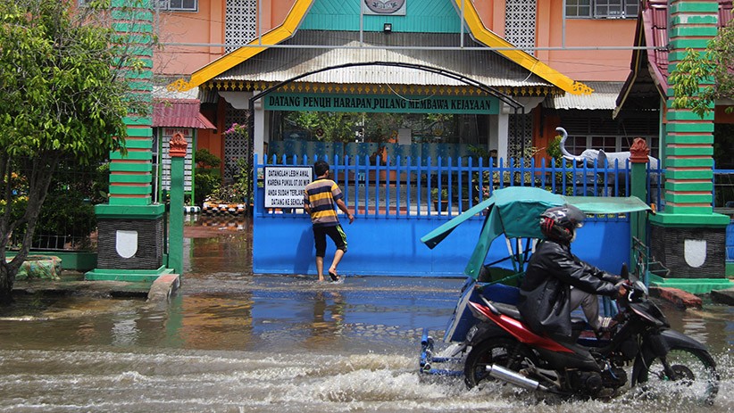 Banjir Rob Rendam Permukiman Warga dan Sekolah di Kota Dumai - Bagian 1