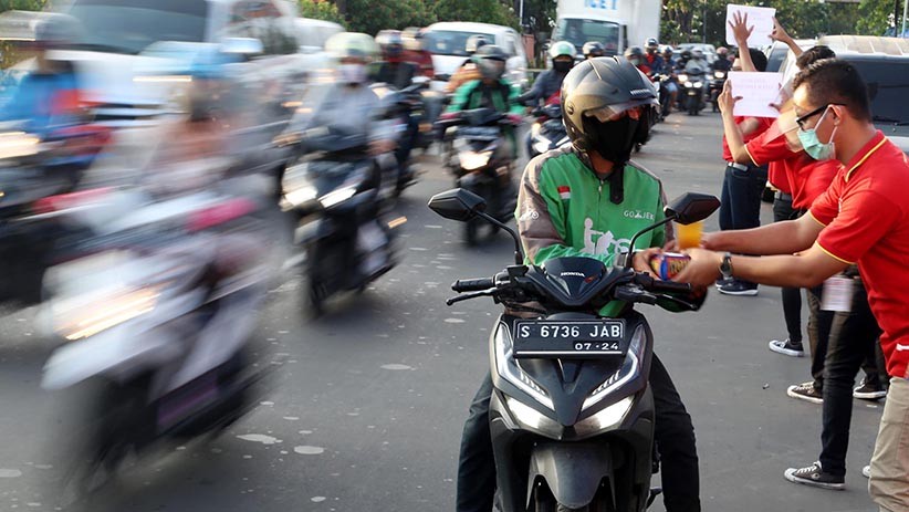 Alfamart Bagikan Takjil untuk Driver Ojek Online dan Sopir Angkot - Bagian 3