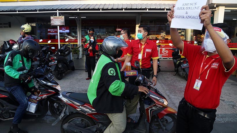 Alfamart Bagikan Takjil untuk Driver Ojek Online dan Sopir Angkot - Bagian 4