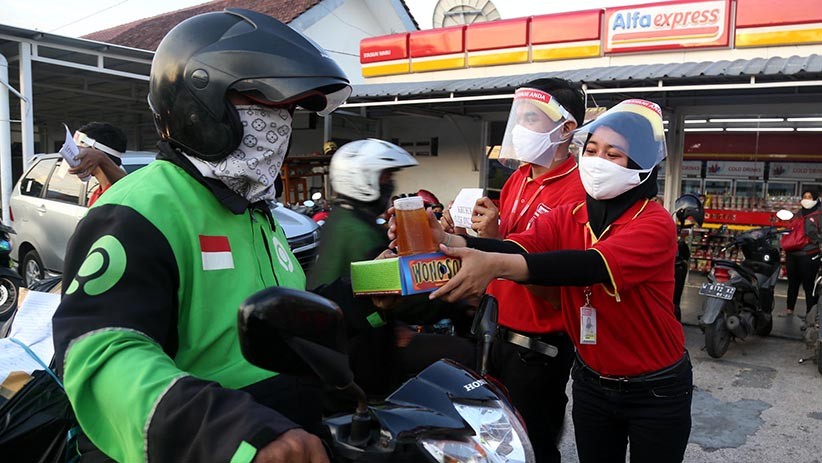 Alfamart Bagikan Takjil untuk Driver Ojek Online dan Sopir Angkot - Bagian 1