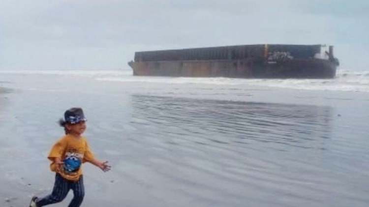 Tersapu Badai, Kapal Tongkang Terdampar di Pantai Aceh Barat