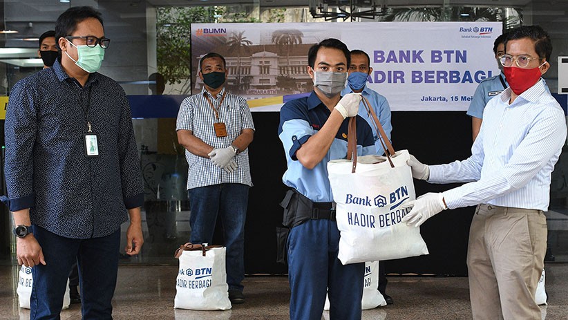 BTN Bagikan Paket Sembako dan Alat Kesehatan kepada Ratusan Pegawai - Bagian 1