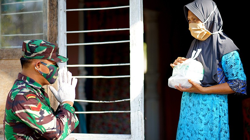 Babinsa Ini Sisihkan 3 Bulan Uang Tunjangan untuk Bantu Warga Miskin - Bagian 2