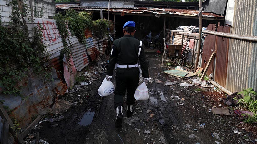 Denpom V/4 Surabaya Bagikan Sembako di Kampung Pemulung - Bagian 5