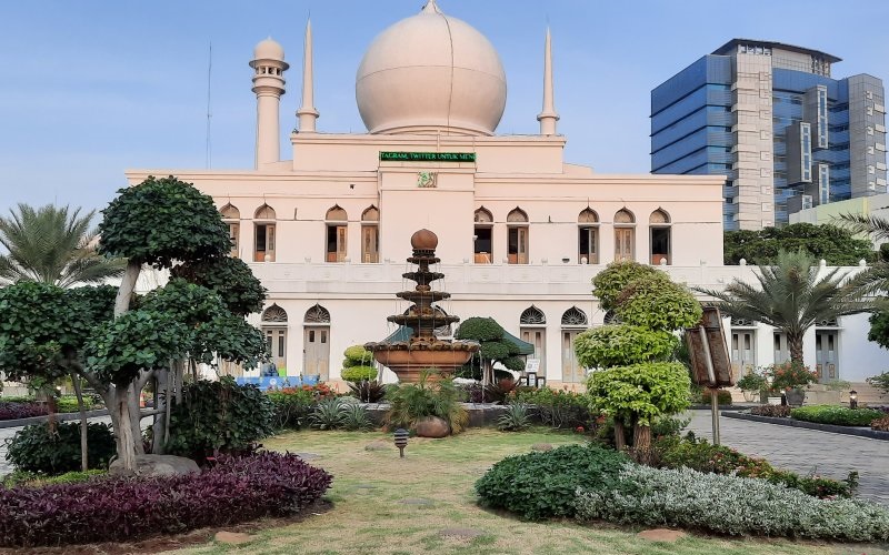 3 Keutamaan Orang yang Membersihkan Masjid