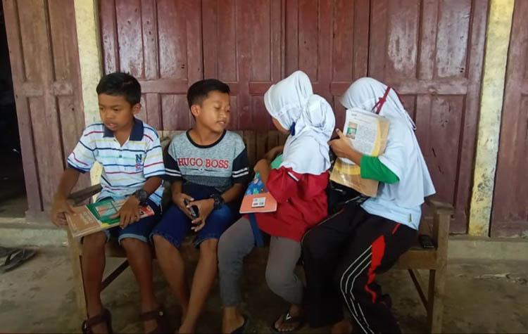Jalan Kaki 2 Km Naik Bukit, Siswa SD di Gunungkidul Semangat Belajar Online