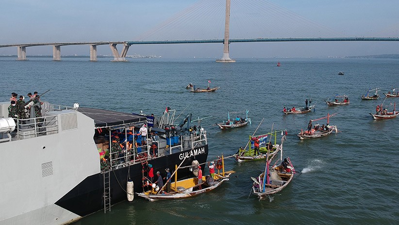 Lantamal V Kerahkan KRI Gulamah-869 Bagikan Sembako di Selat Madura - Bagian 1