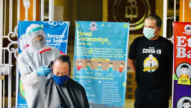 Rambut Tak Terurus karena Corona, Para Dokter di Makassar Cukur dengan Protokol Covid-19