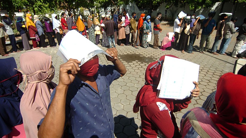 Tanpa Physical Distancing, Ratusan Warga Antre Bantuan Sosial Tunai Kemensos - Bagian 1