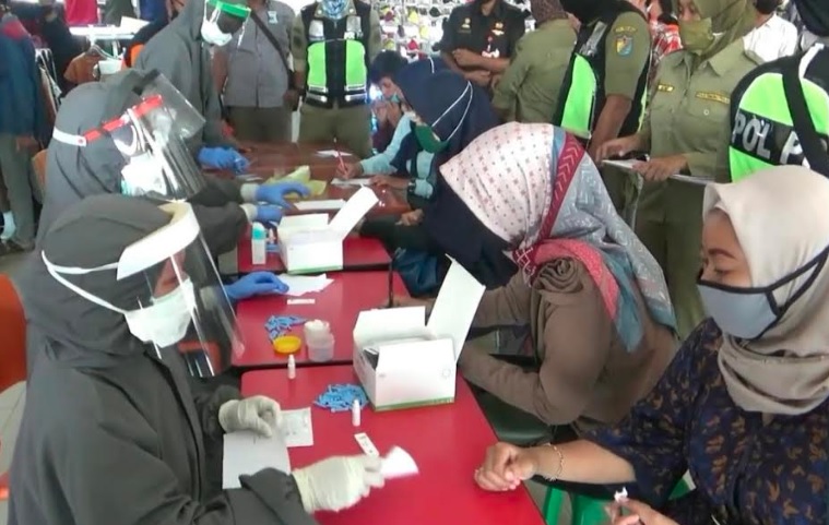 Ekspresi Takut Pengunjung Mal di Pekalongan saat Disuntik Rapid Test