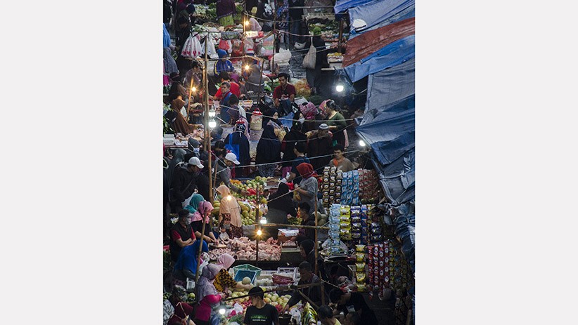 Pasar Tradisional di Bandung Dipadati Warga yang Berbelanja Kebutuhan Lebaran - Bagian 2