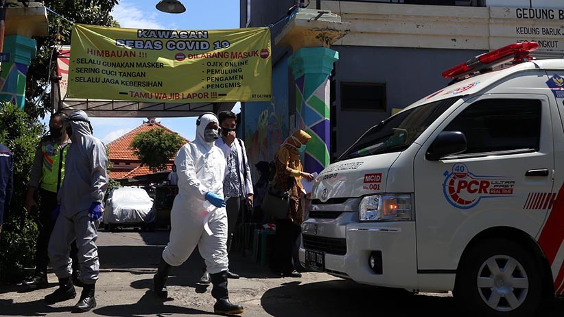 Ratusan Warga Sekitar Pabrik Sampoerna Jalani Tes Swab Covid-19 - Bagian 3