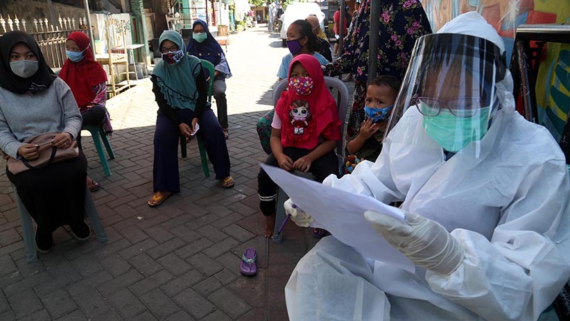 Ratusan Warga Sekitar Pabrik Sampoerna Jalani Tes Swab Covid-19 - Bagian 4