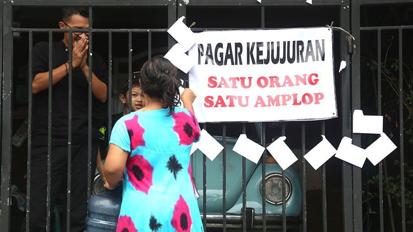 Warga Sidoarjo Ini Pakai Cara Unik Berbagi Amplop Lebaran - Bagian 1