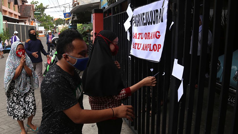 Warga Sidoarjo Ini Pakai Cara Unik Berbagi Amplop Lebaran - Bagian 4