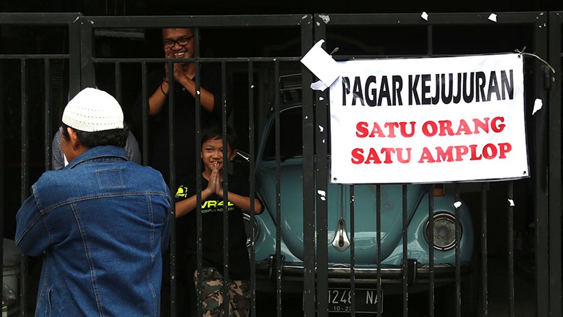 Warga Sidoarjo Ini Pakai Cara Unik Berbagi Amplop Lebaran - Bagian 2