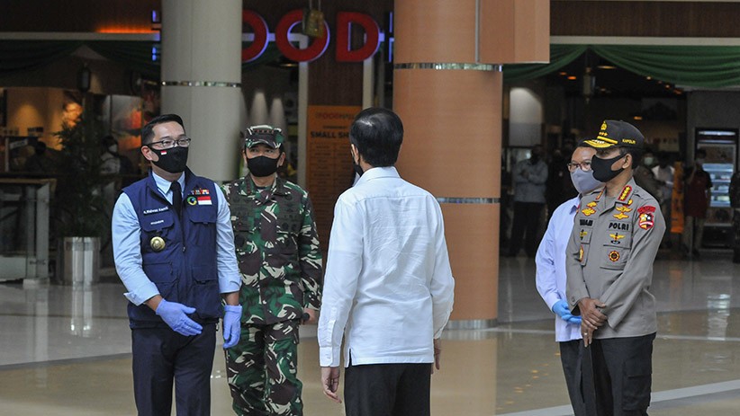 Presiden Jokowi Tinjau Persiapan Prosedur New Normal di Mal Bekasi - Bagian 2
