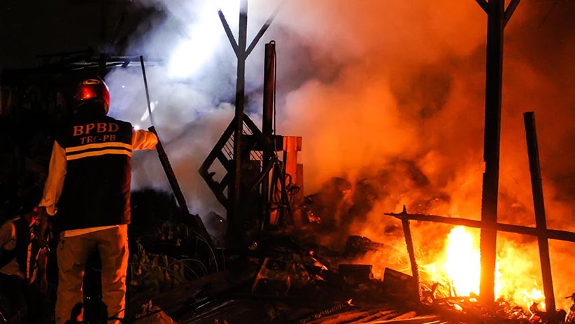 Gudang Pengepul Barang Bekas di Lhokseumawe Ludes Terbakar - Bagian 1