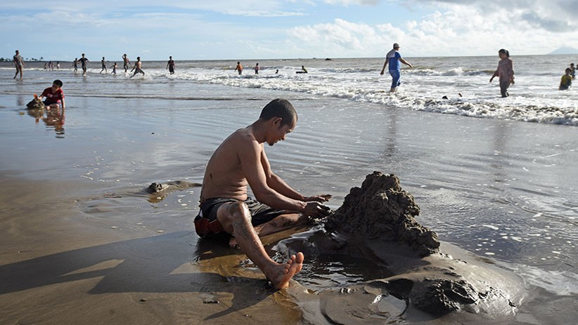 Kawasan Pantai Anyer dan Carita Ramai Wisatawan Meski Ditutup - Bagian 1