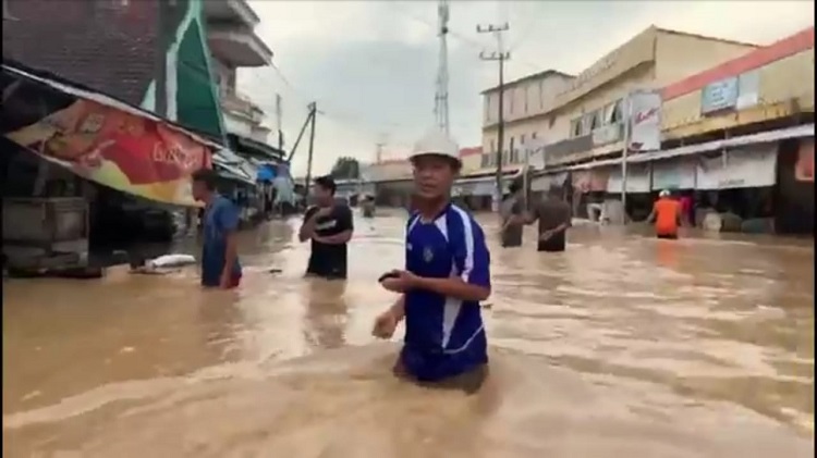 Banjir Rendam Ratusan Rumah di Paciran, Aktivitas Pasar Lumpuh
