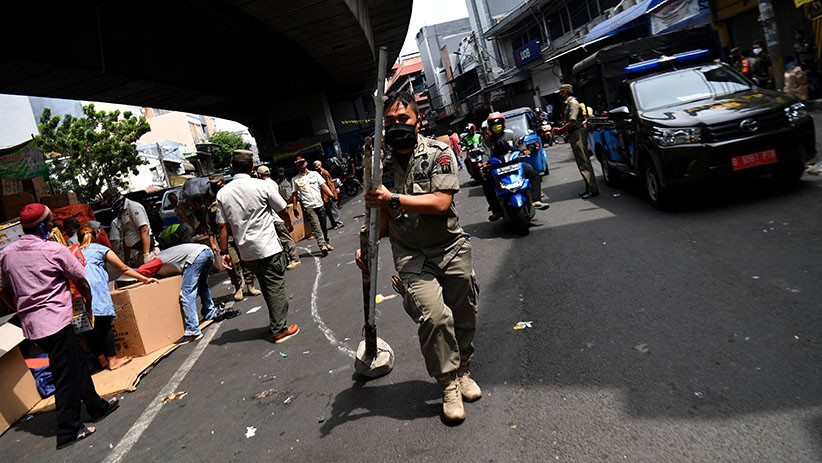 Satpol PP Bongkar Lapak Pedagang Pasar Pagi Asemka - Bagian 3