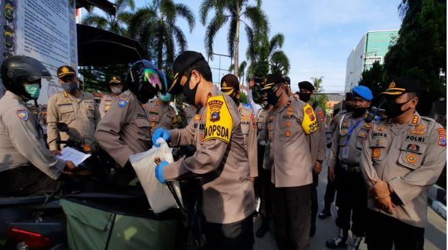 Sambut HUT Bhayangkara, Polda Kalsel Bagikan Sembako ke Warga Terdampak Corona