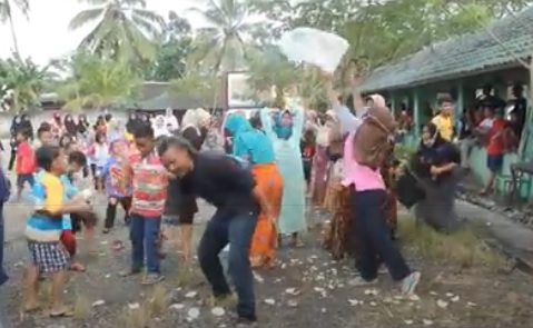 Objek Wisata Batal Dibuka, Ratusan Pedagang di Pandeglang Hancurkan Dagangan