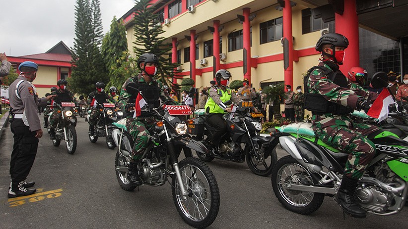 TNI-Polri Distribusikan Ribuan Sembako untuk Warga Terdampak Covid-19 - Bagian 1