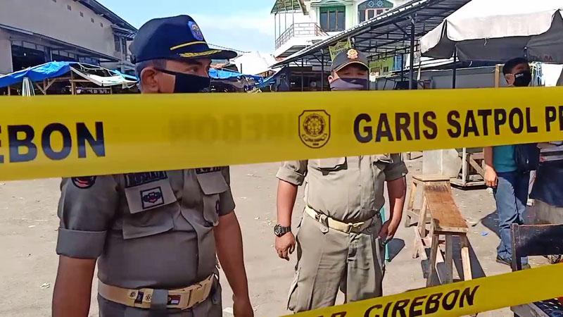 Resmi Ditutup, Pasar Sumber Cirebon Dijaga Satpol PP