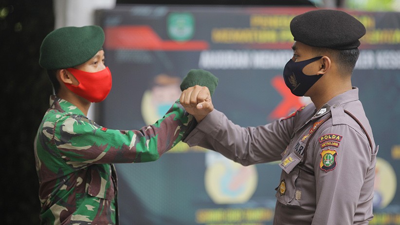 TNI-Polri Kawal Penerapan New Normal di Pusat Kegiatan Masyarakat - Bagian 3