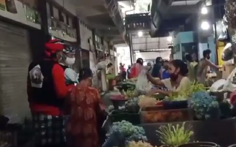 Bersiap New Normal, Pecalang di Desa Adat Bali Patroli Penggunaan Masker