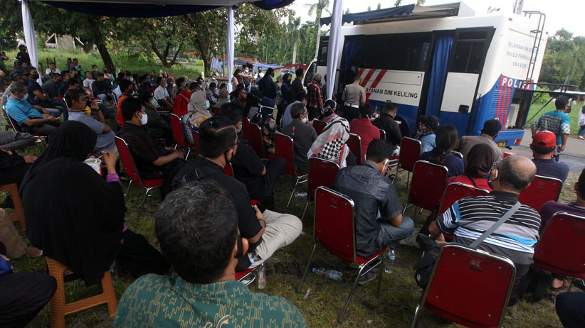 Antrean Perpanjang SIM di Tengah Pandemi Covid-19 - Bagian 1