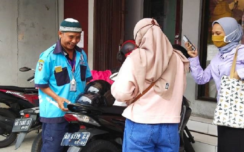 Gagal Berangkat Haji, Tukang Parkir Ini Ikhlas Ibadahnya Tertunda