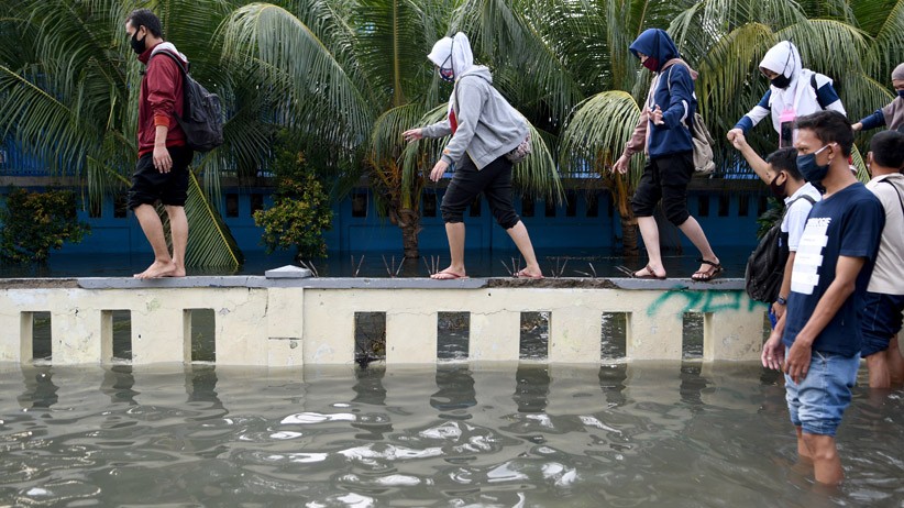 Banjir Rob Rendam Kawasan Pesisir Jakarta Utara - Bagian 1