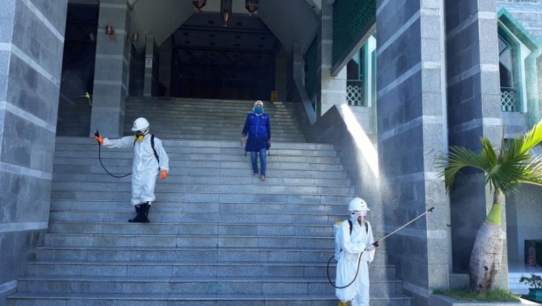 1.700-an Masjid di Makassar Disemprot Disinfektan selama 5 Hari Mendatang