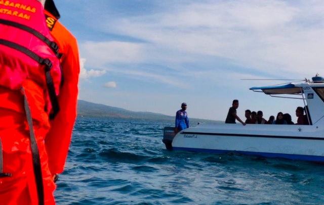 9 Orang Sekeluarga yang Terjebak di Gili Kondo NTB Dievakuasi Tim SAR