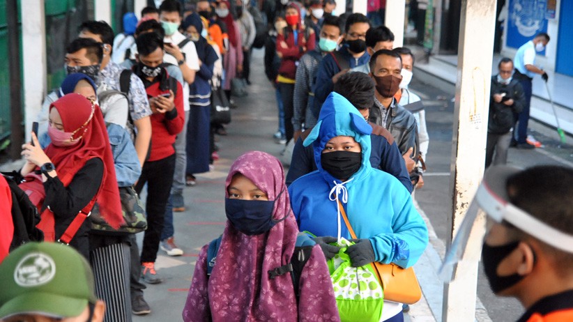 Antrean Panjang Penumpang KRL di Stasiun Rangkasbitung - Bagian 2