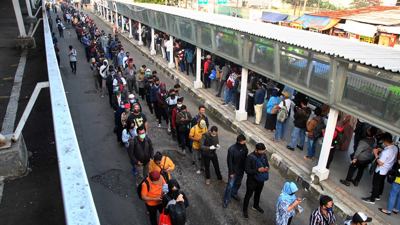 Antrean Panjang Penumpang KRL di Stasiun Rangkasbitung - Bagian 1