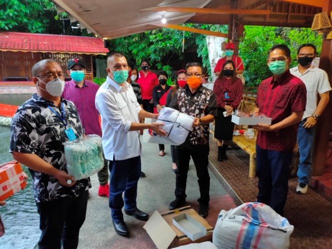 Bantuan APD dari Perindo Sulut Diterima Maurits Mantiri dan Hengky Honandar