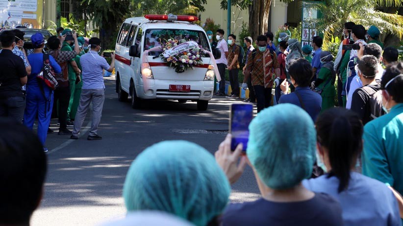 Suasana Haru Tim Medis Lepas Jenazah Dokter RSUD dr Soetomo Wafat Positif Corona - Bagian 1