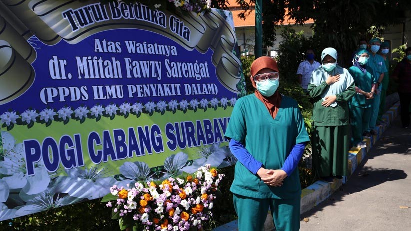 Suasana Haru Tim Medis Lepas Jenazah Dokter RSUD dr Soetomo Wafat Positif Corona - Bagian 5
