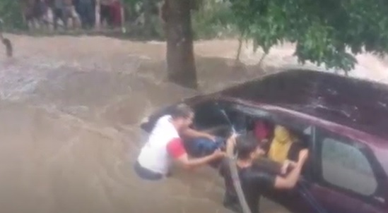 Banjir Bandang Terjang Jeneponto, Sejumlah Mobil Terseret Arus