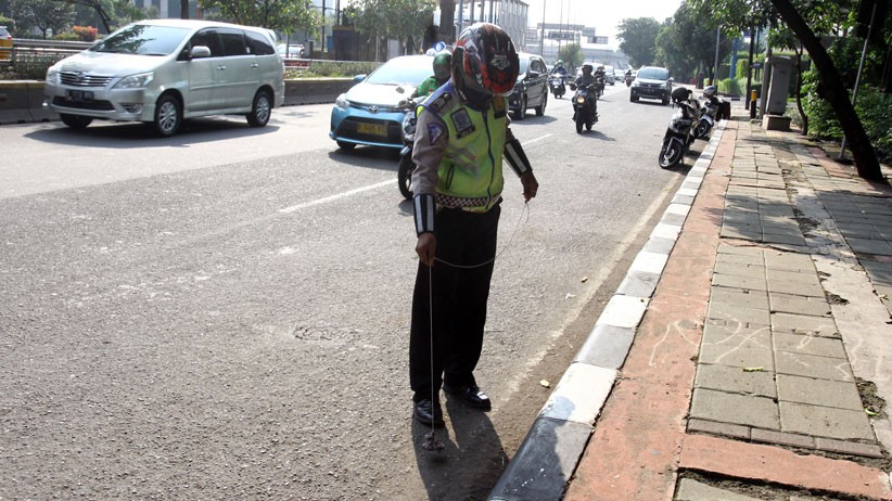Aksi Polantas Polda Metro Jaya Sisir Jalan Gatot Subroto Cari Paku Berserakan - Bagian 3