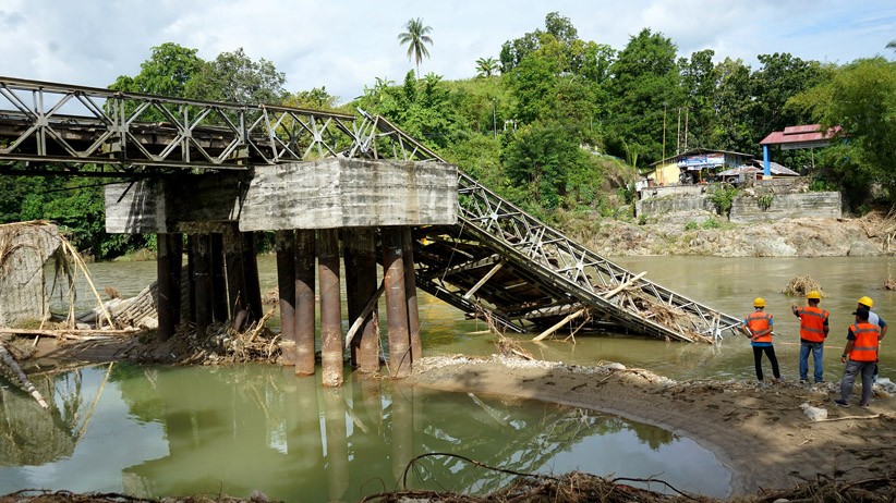 Jembatan Penghubung 2 Kecamatan di Bone Bolango Ambruk Diterjang Banjir Bandang - Bagian 1